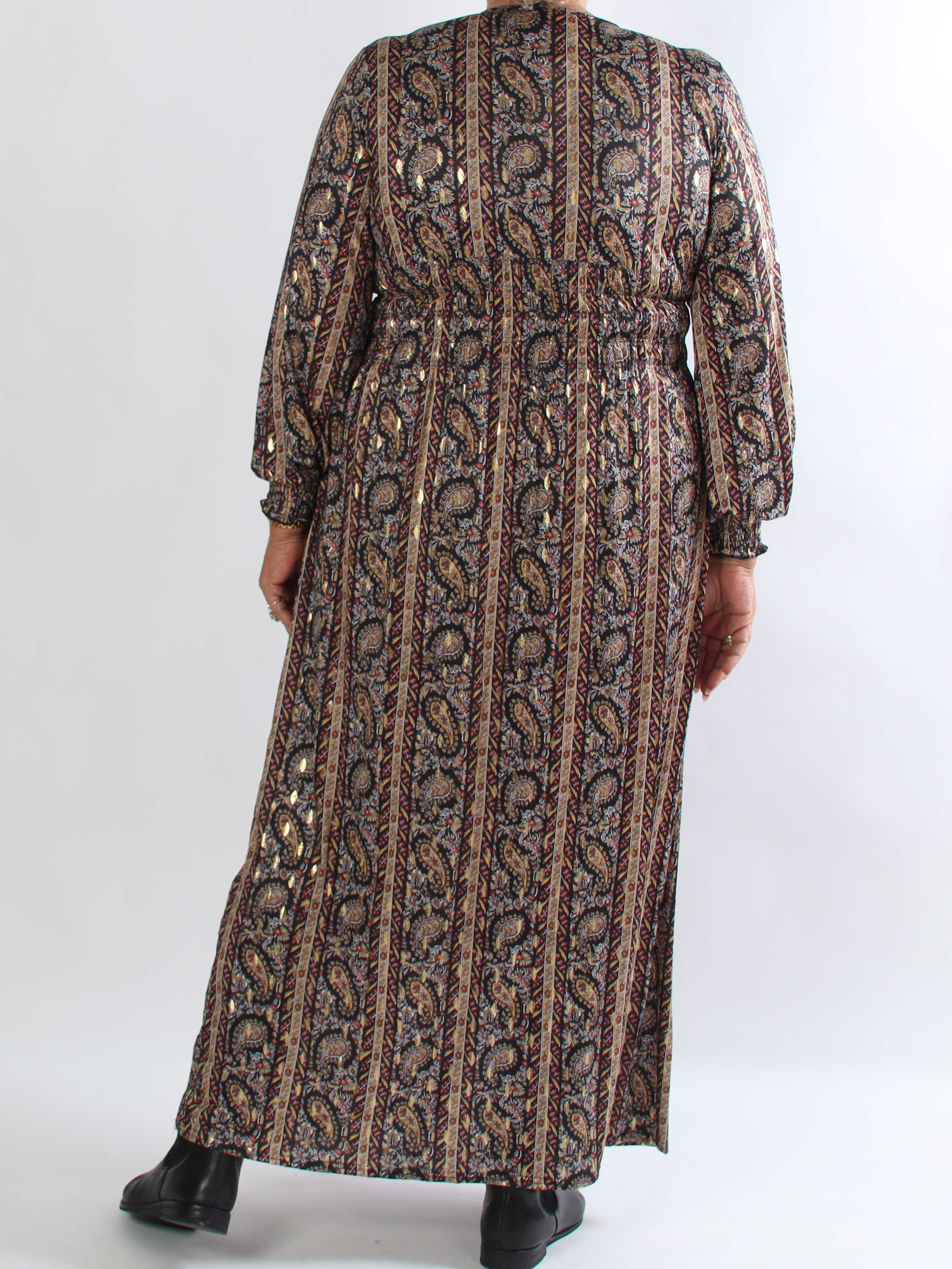 Pams Tapestry L/S - Plus size kjole med farverigt paisleyprint og elegante gulddetaljer